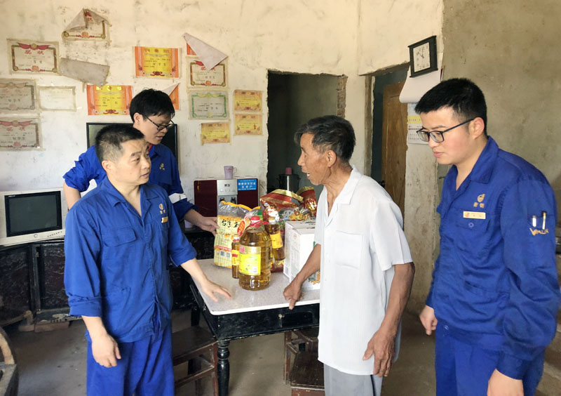 能源團員青年精準扶貧獻愛(ài)心