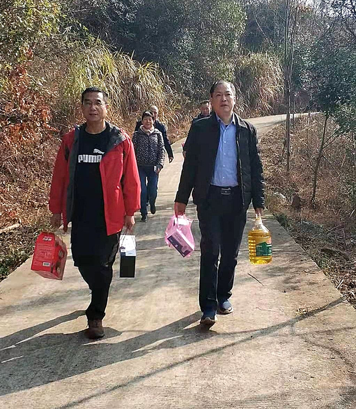 1613619434656372.jpg 春節前夕程斯祥率隊慰問(wèn)精準扶貧戶(hù)寧方忠.JPG
