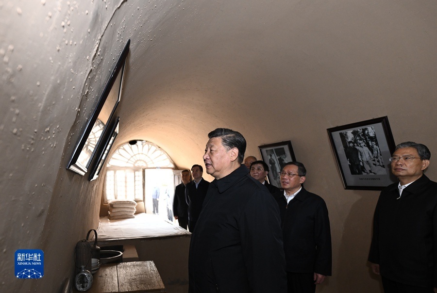 1666927879290392.jpg 瞻仰延安革命紀念地04.jpg