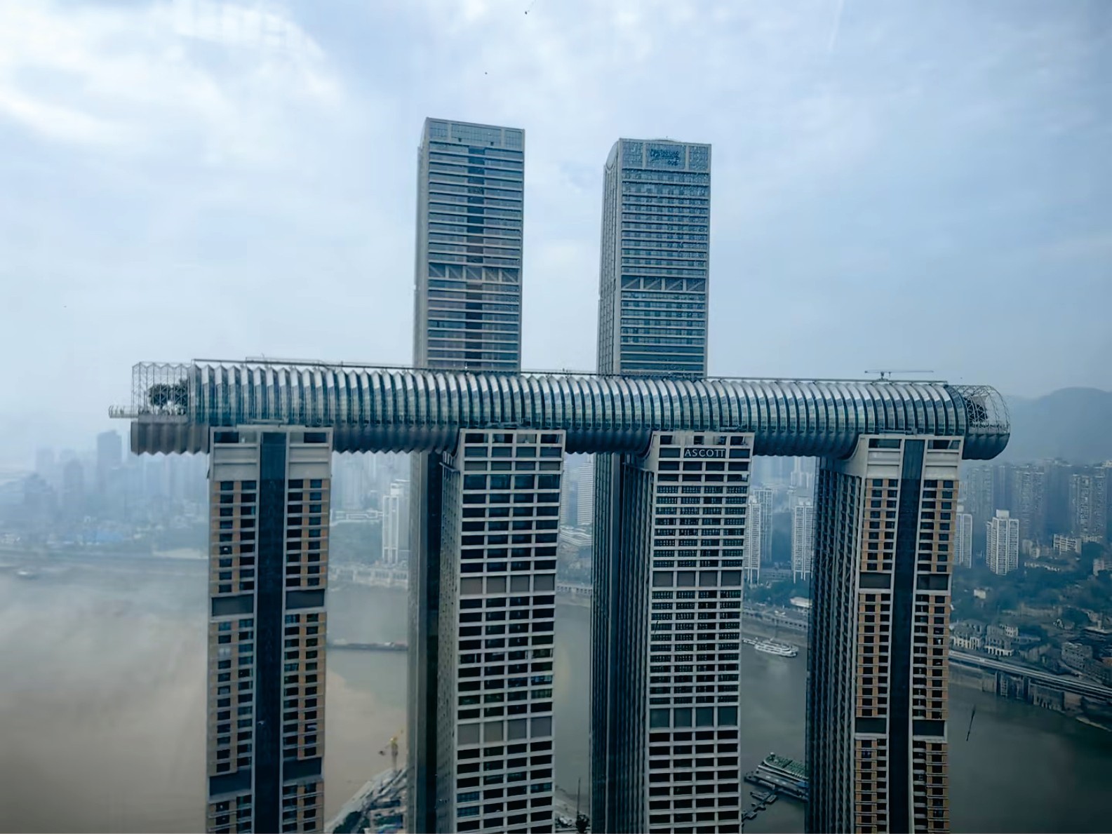 衡鋼高端建筑用管應用于中國新地標——重慶來(lái)福士，這是世界首座橫向摩天大樓。(1).jpg